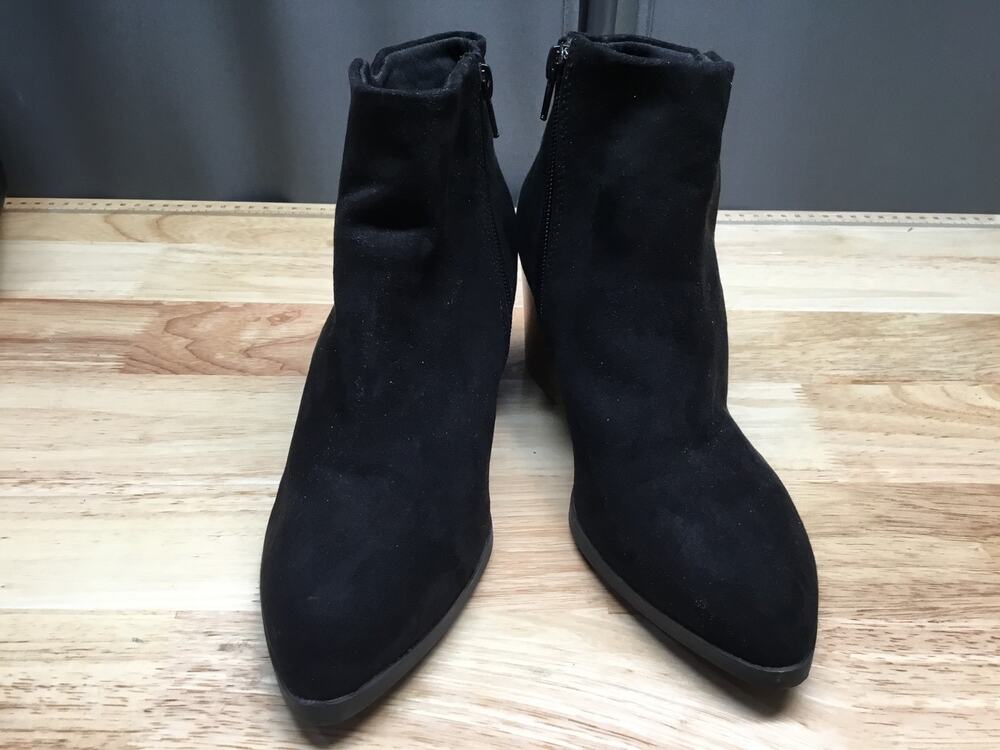 Qupid Women's 8.5 Black Faux Suede Pointed Toe Block Heel Zipper Ankle Boots